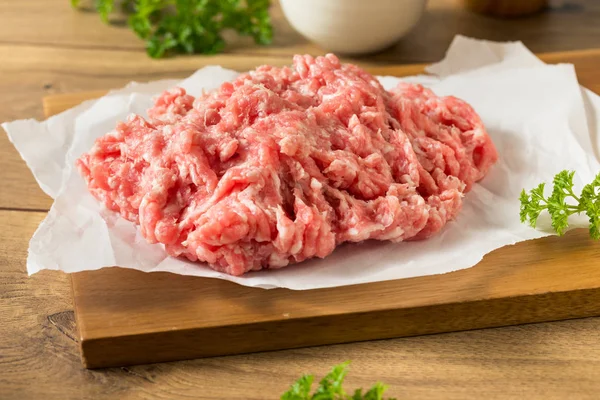 Rohes rotes Bio-Schweinefleisch — Stockfoto