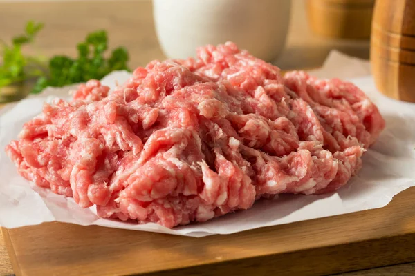 Rauw Rood biologisch gemalen varkensvlees — Stockfoto