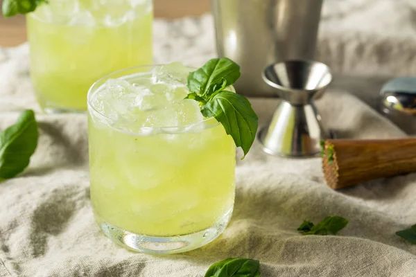 Domowej roboty alkohol Gin Basil Smash — Zdjęcie stockowe