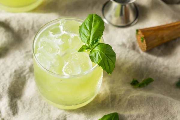 Domácí alkoholické Gin Basil Smash — Stock fotografie