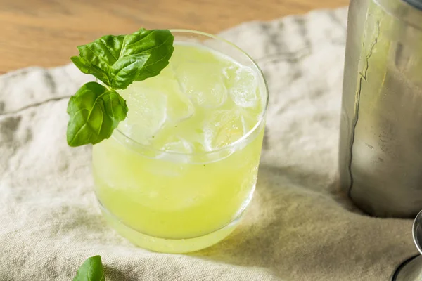 Hemlagad alkoholhaltig Gin Basil Smash — Stockfoto