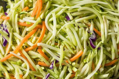 Çiğ organik doğranmış brokoli salatası.