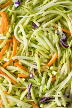 Çiğ organik doğranmış brokoli salatası.