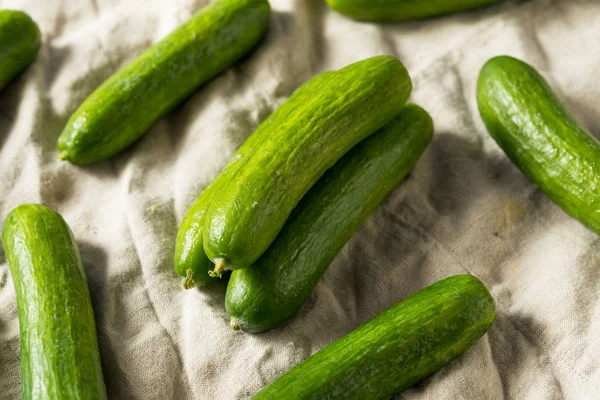 Cetrioli per bambini biologici verdi crudi — Foto Stock