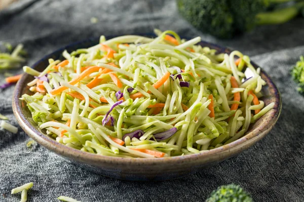 Çiğ organik doğranmış brokoli salatası. — Stok fotoğraf