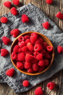 Çiğ kırmızı organik ahududu