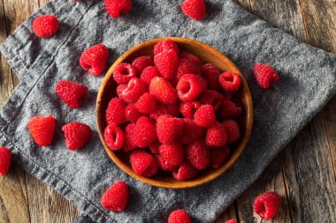 Çiğ kırmızı organik ahududu