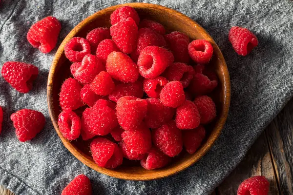 Frambuesas ecológicas rojas crudas —  Fotos de Stock