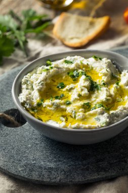 Ev yapımı Herby keçi peyniri.