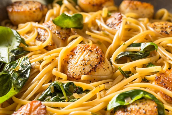 Hemlagad italiensk Scallop Pasta — Stockfoto
