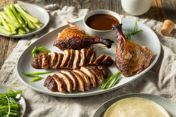 Hecho en casa asado chino pato de Pekín —  Fotos de Stock