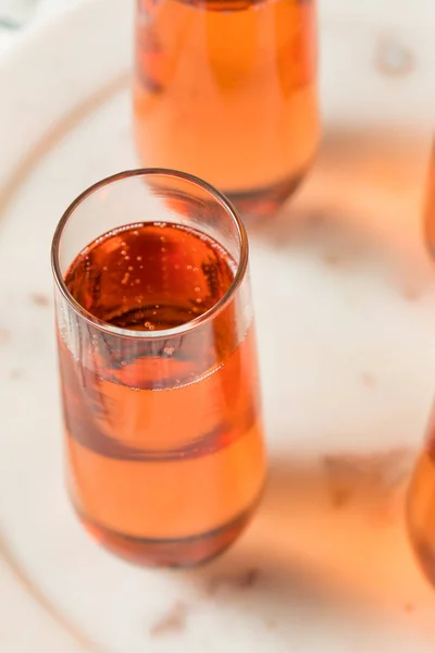 Champán de rosa roja espumoso — Foto de Stock