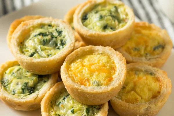 Zelfgemaakte mini-ei-quiches — Stockfoto