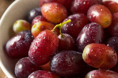 Çiğ Organik Kırmızı Üzümler