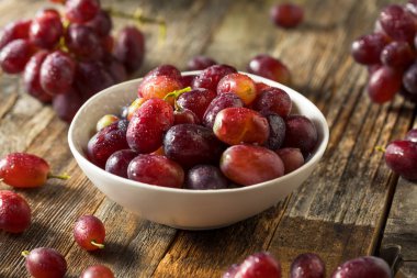 Çiğ Organik Kırmızı Üzümler