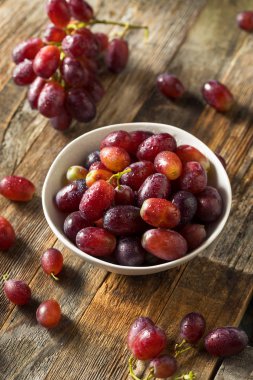 Çiğ Organik Kırmızı Üzümler