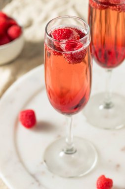 Ferahlatıcı Alkolik Kir Royale