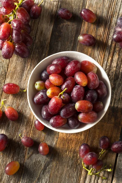 Uvas vermelhas roxas orgânicas cruas — Fotografia de Stock