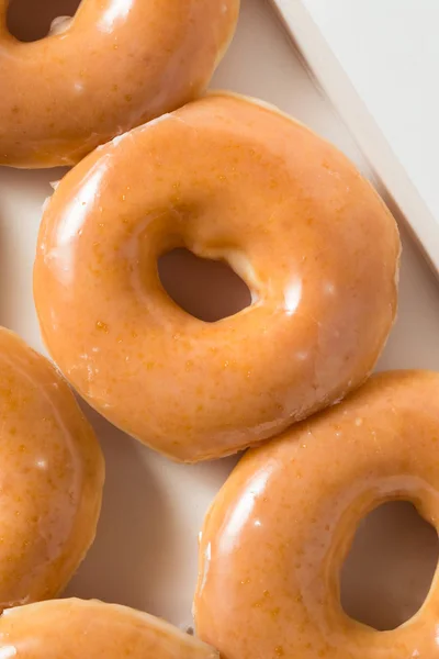 Zelfgemaakte Geglazuurde Gist Donuts — Stockfoto