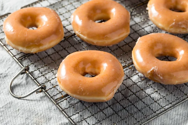 Ciambelle di lievito smaltate fatte in casa — Foto Stock