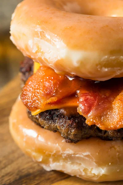 Hausgemachter Donut Cheeseburger mit Pommes — Stockfoto