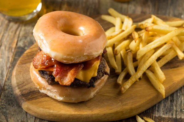 Donut caseiro Cheeseburger com batatas fritas — Fotografia de Stock