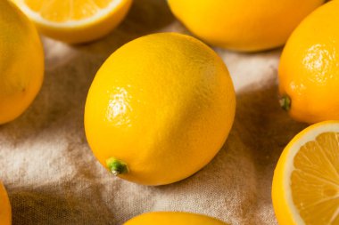 Çiğ sarı organik Meyer limon