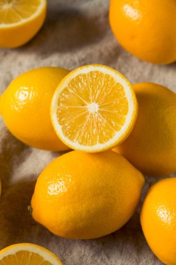 Çiğ sarı organik Meyer limon