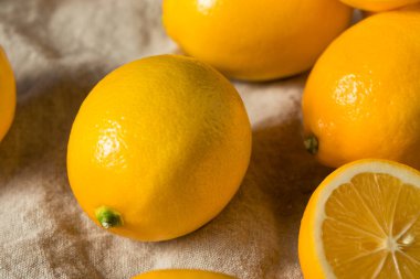 Çiğ sarı organik Meyer limon
