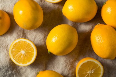 Çiğ sarı organik Meyer limon