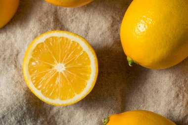 Çiğ sarı organik Meyer limon