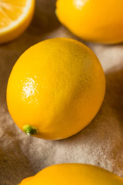 Limones Meyer ecológicos amarillos crudos —  Fotos de Stock