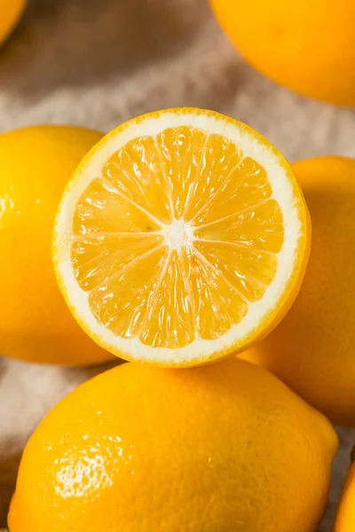 Limones Meyer ecológicos amarillos crudos — Foto de Stock