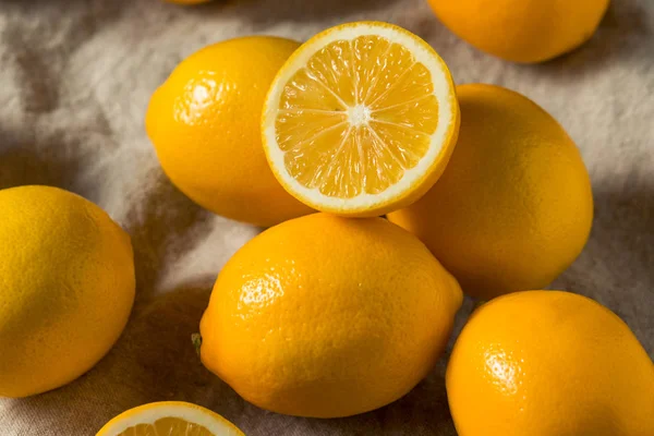 Limones Meyer ecológicos amarillos crudos — Foto de Stock