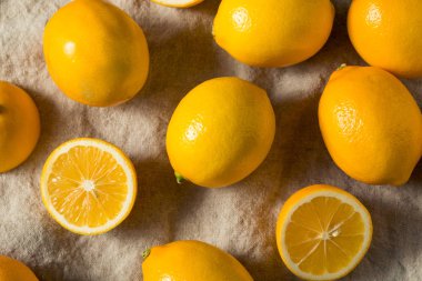 Çiğ sarı organik Meyer limon