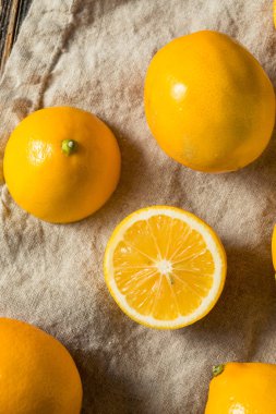 Çiğ sarı organik Meyer limon