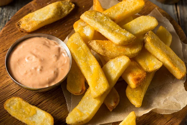 Molho de fritar Idaho com batatas fritas — Fotografia de Stock