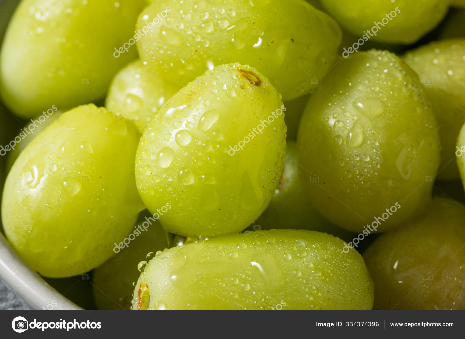 https://st3.depositphotos.com/1692343/33437/i/1600/depositphotos_334374396-stock-photo-organic-raw-green-grapes.jpg