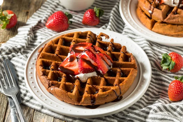 Waffles de chocolate escuro caseiro — Fotografia de Stock