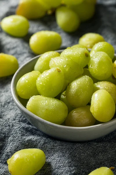 Organische rauwe groene druiven — Stockfoto