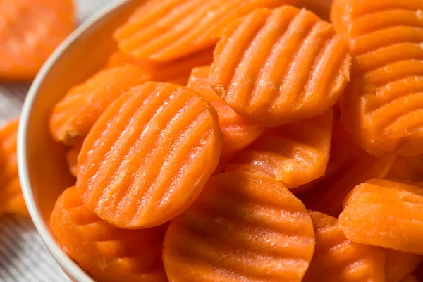Rohe orange Bio-Karottenchips — Stockfoto