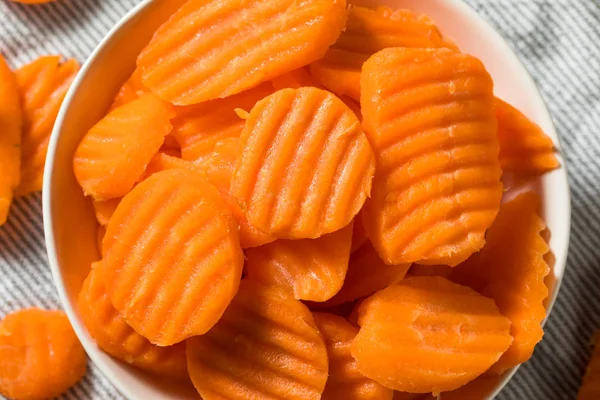 Chips de cenoura orgânica laranja crua — Fotografia de Stock