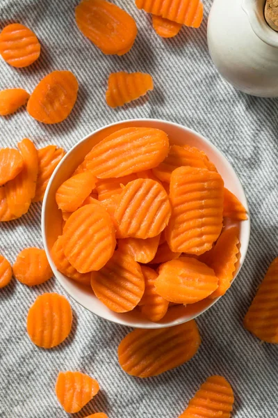 Rohe orange Bio-Karottenchips — Stockfoto