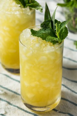 Ev yapımı Ayyaş Yeşil Şartröle Kokteyli