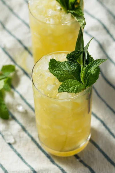 Zelfgemaakte Boozy Green Chartreuese Swizzle Cocktail — Stockfoto