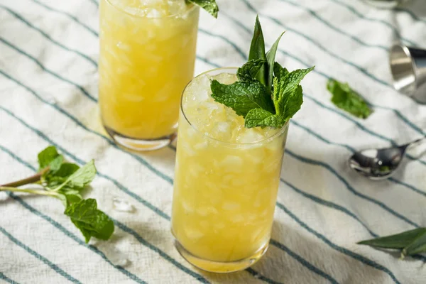 Zelfgemaakte Boozy Green Chartreuese Swizzle Cocktail — Stockfoto