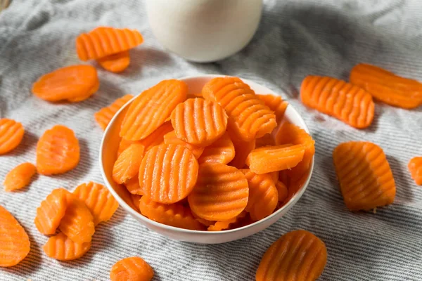 Rohe orange Bio-Karottenchips — Stockfoto