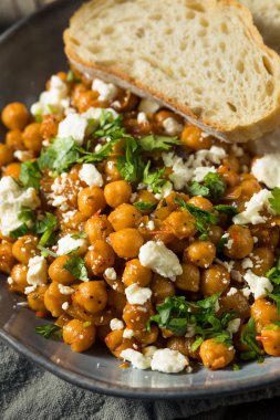 Yoğurtlu ev yapımı haşlanmış nohut.