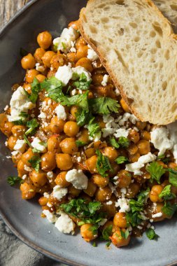 Yoğurtlu ev yapımı haşlanmış nohut.