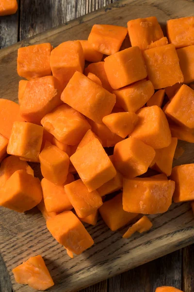 Βιολογικές γλυκοπατάτες ακατέργαστης πορτοκαλιάς — Φωτογραφία Αρχείου